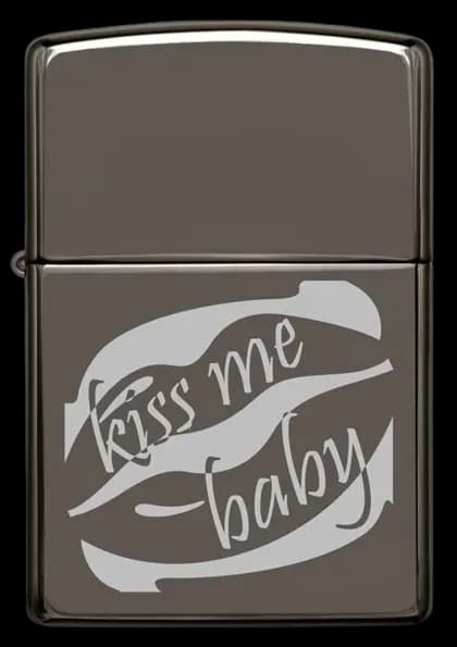 فندک زیپو مدل 150 Kiss Me Baby — تصویر ۶