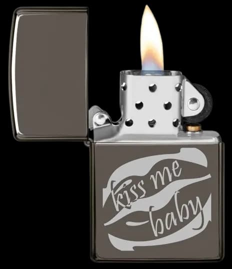 فندک زیپو مدل 150 Kiss Me Baby — تصویر ۳
