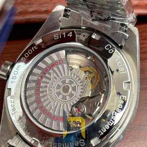 ساعت مردانه امگا Seamaster Aqua Terra با صفحه نارنجی و بند فلزی مقاوم — تصویر ۷