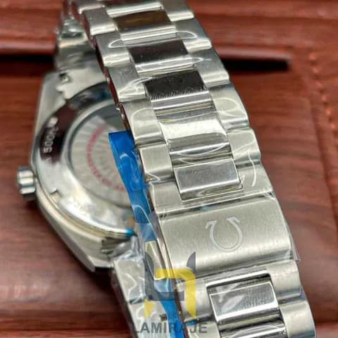 ساعت مردانه امگا Seamaster Aqua Terra با صفحه نارنجی و بند فلزی مقاوم — تصویر ۸