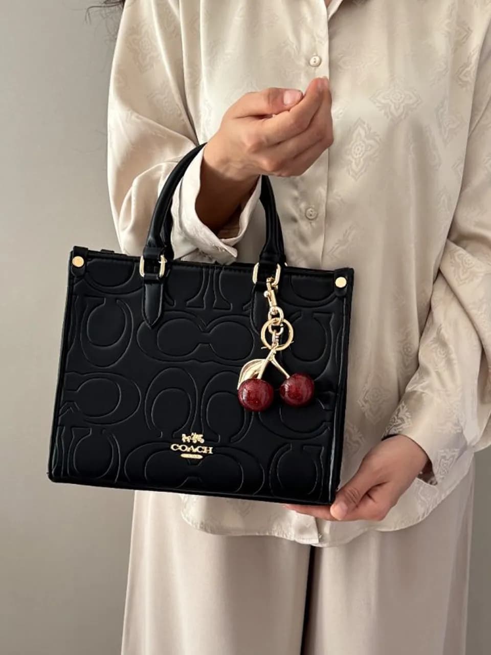 کیف زنانه کوچ کلاسیک با آویز گیلاس — تصویر ۸