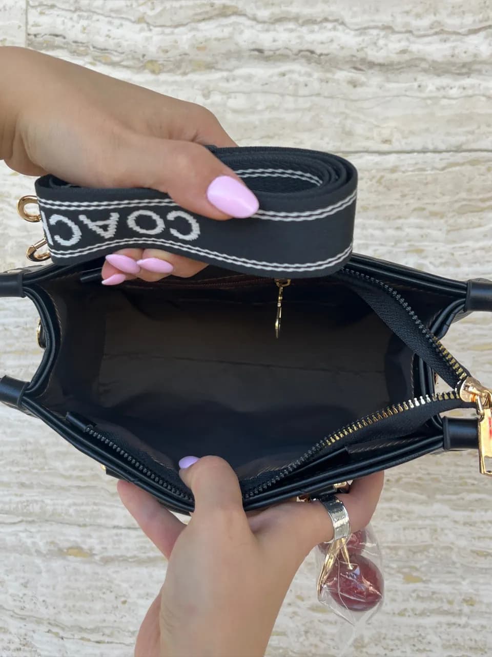 کیف زنانه کوچ کلاسیک با آویز گیلاس — تصویر ۳