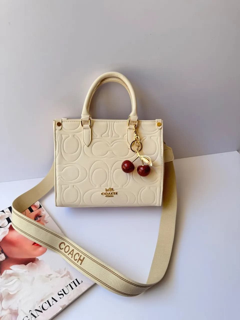 کیف زنانه کوچ کلاسیک با آویز گیلاس — تصویر ۶