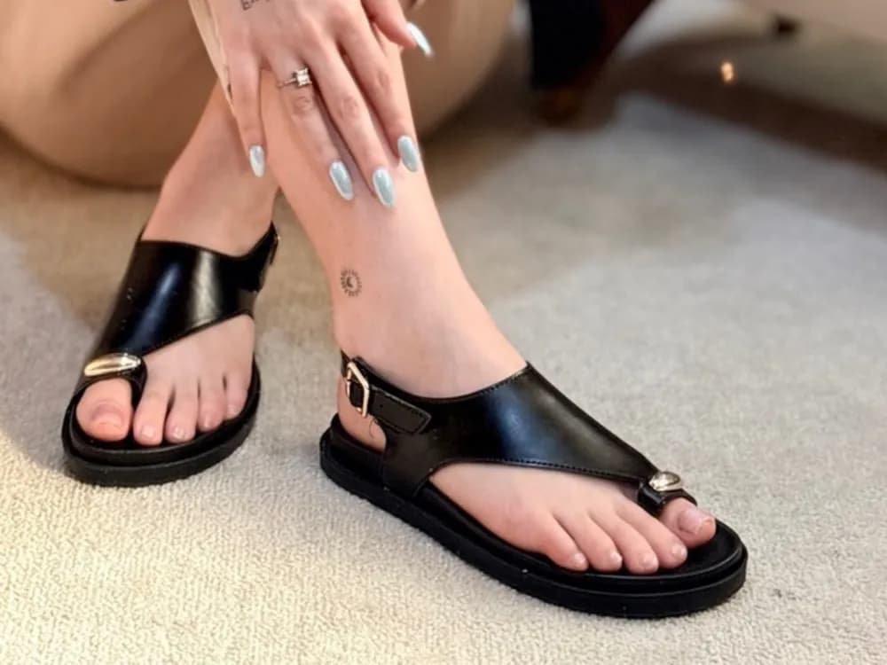 صندل زنانه رکاب‌دار انگشتی یراق‌دار رنگ مشکی — تصویر ۲