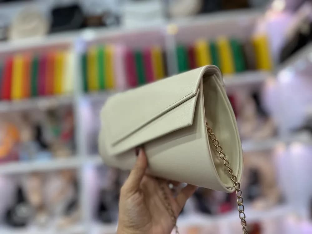 کیف مجلسی زنانه مدل کتابی رنگ کرم — تصویر ۳