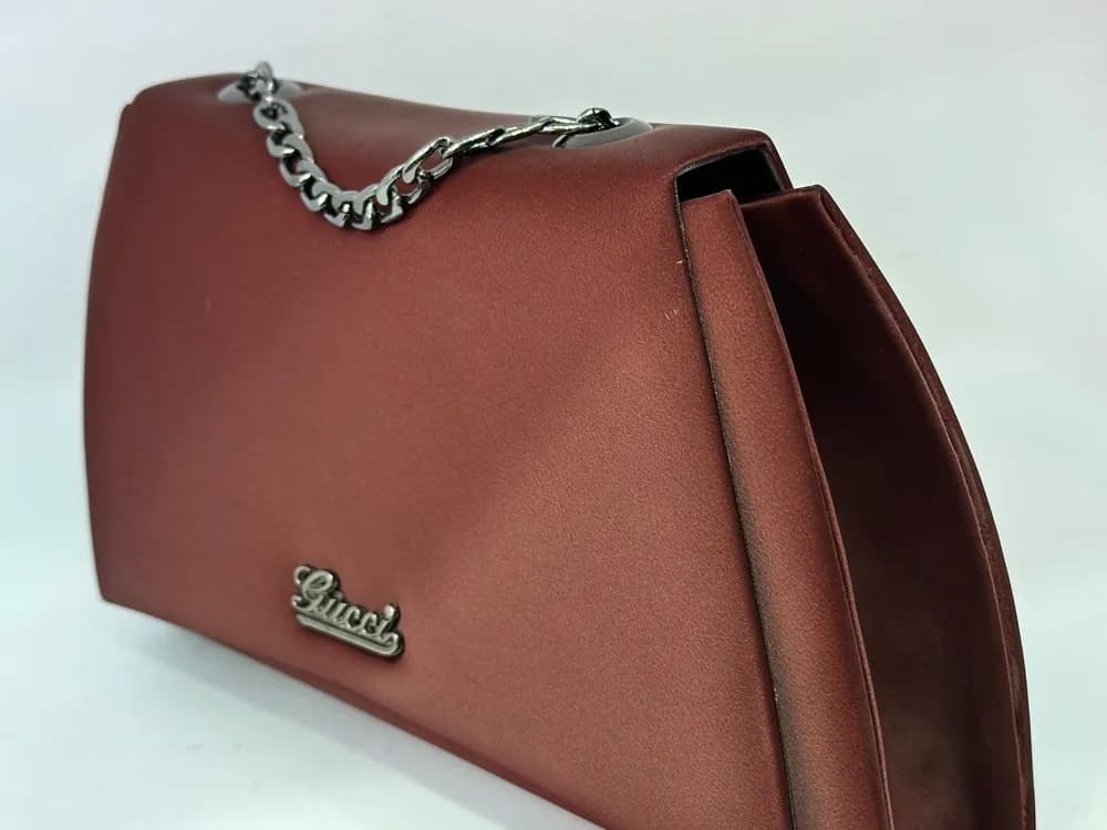 کیف مجلسی زنانه گوچی مدل کتابی زنجیردار مخمل رنگ زرشکی — تصویر ۲