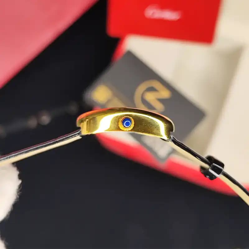 ساعت مچی زنانه کارتیر باگنور بند چرم رنگ مشکی – طلایی Cartier Baignoire Black Gold Letter — تصویر ۱۰
