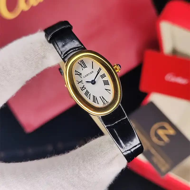 ساعت مچی زنانه کارتیر باگنور بند چرم رنگ مشکی – طلایی Cartier Baignoire Black Gold Letter — تصویر ۲