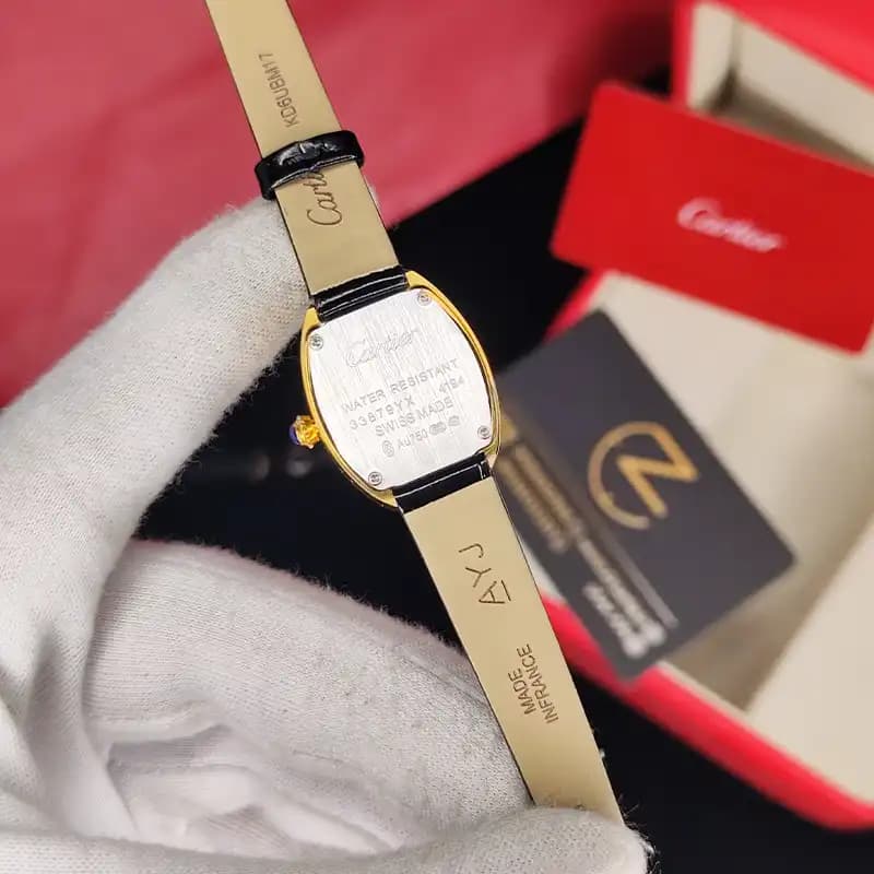 ساعت مچی زنانه کارتیر باگنور بند چرم رنگ مشکی – طلایی Cartier Baignoire Black Gold Letter — تصویر ۵