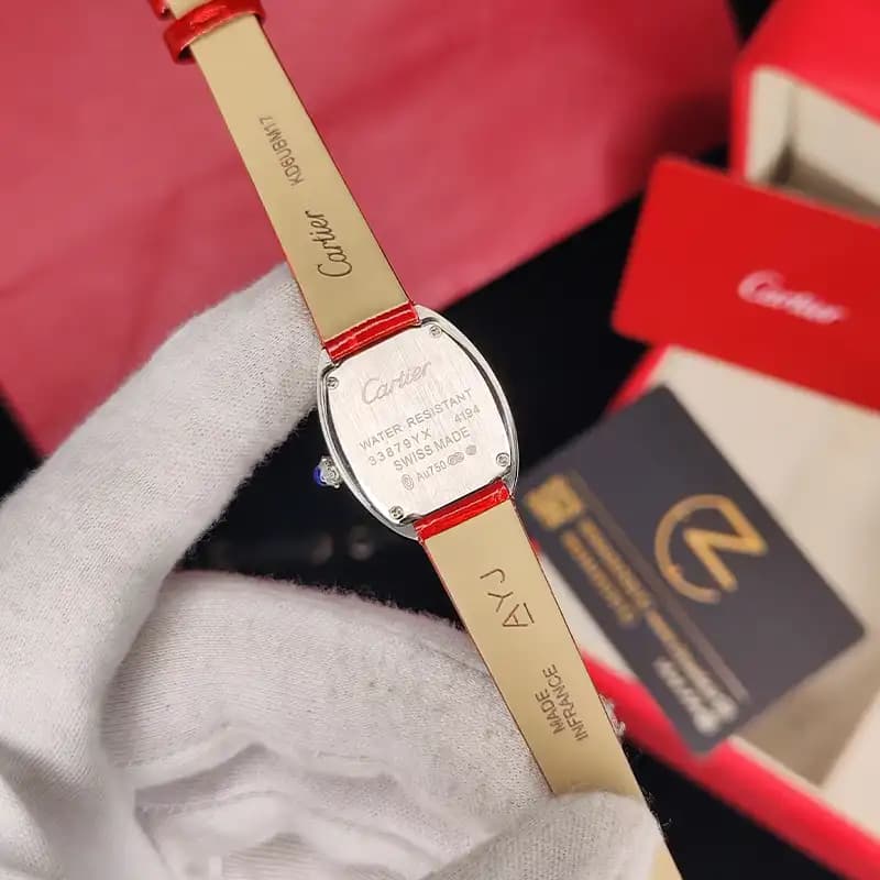 ساعت مچی زنانه کارتیر باگنور بند چرم رنگ قرمز آلبالویی Cartier Baignoire Cherry Red Letter — تصویر ۵