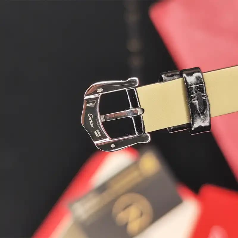 ساعت مچی زنانه کارتیر باگنور بند چرم رنگ مشکی Cartier Baignoire Black Letter — تصویر ۶