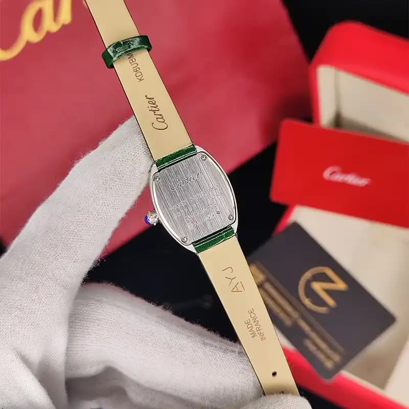 ساعت مچی زنانه کارتیر باگنور بند چرم رنگ سبز Cartier Baignoire Green Letter — تصویر ۴