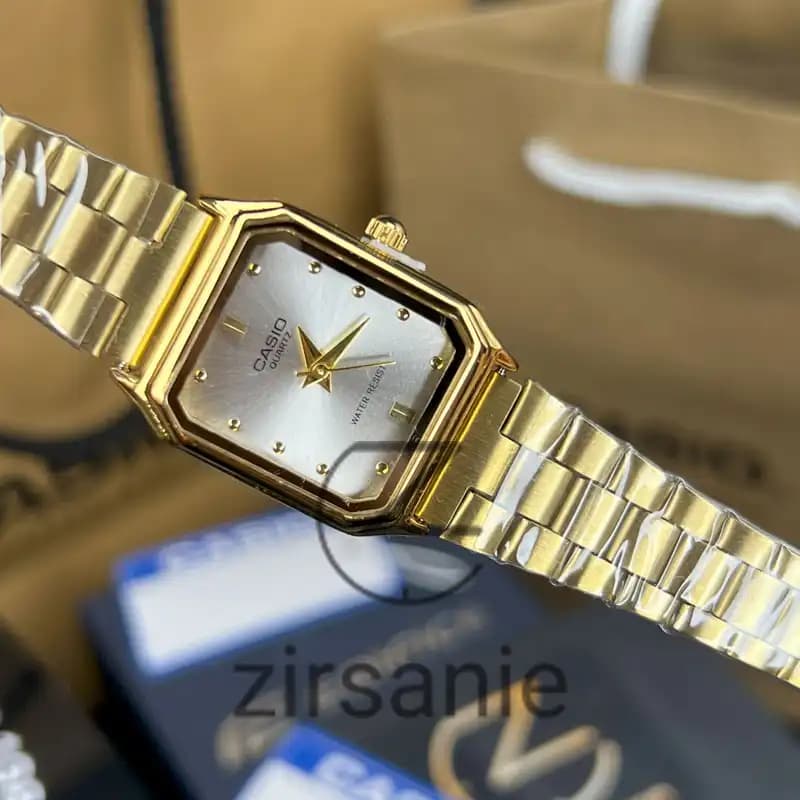 ساعت زنانه کاسیو کلاسیک سفید طلایی casio classic white and gold — تصویر ۳