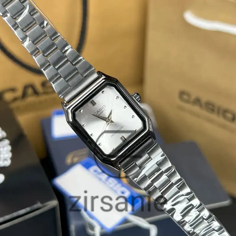 ساعت زنانه کاسیو کلاسیک سفید مشکی casio classic white and black — تصویر ۵