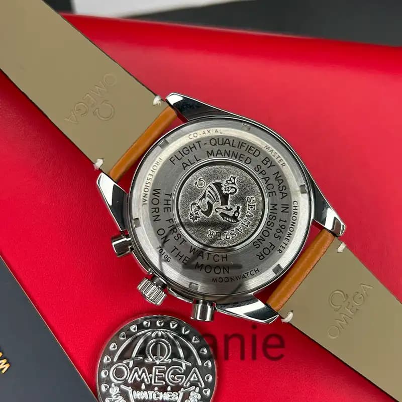 ساعت مچی مردانه امگا اسپید مستر کرنوگراف سیلور صفحه مشکی بند چرم Omega Speedmaster Chronograph Silver Black Screen Leather Strap — تصویر ۳