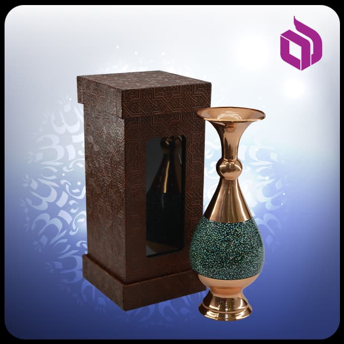 گلدان صراحی مس و فیروزه کوب 20 سانت با جعبه چرمی طلقدار — تصویر ۳