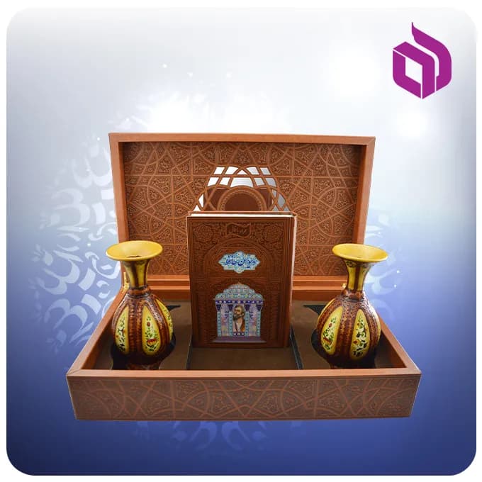 حافظ وزیری با دو گلدان چرم طبیعی