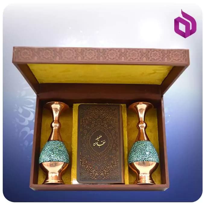 صحيفه سجاديه پالتويی چرم با دوگلدان مس و فیروزه 16 سانتی — تصویر ۳