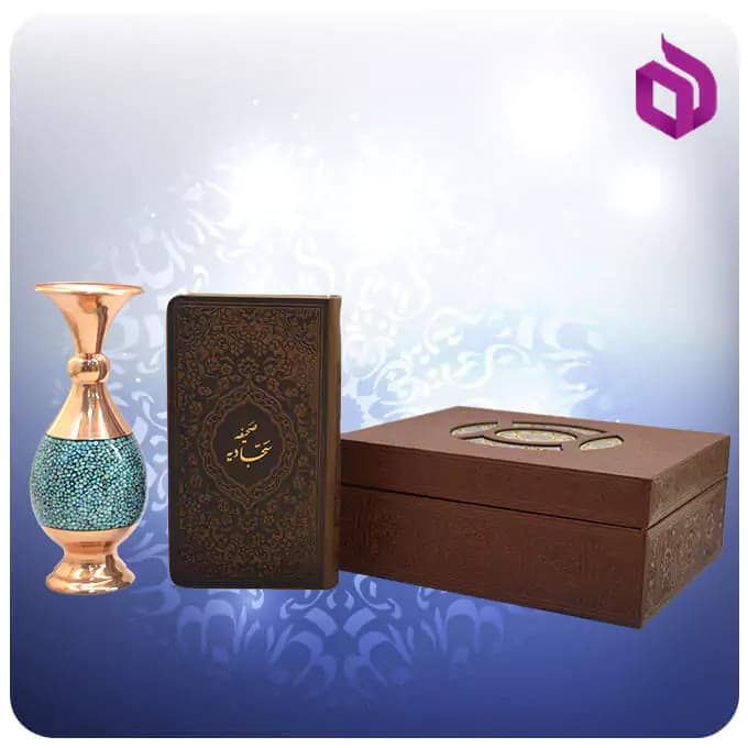 صحیفه سجادیه جلد چرم پالتویی به همراه گلدان فیروزه کوبی ۱۶ سانتی — تصویر ۶