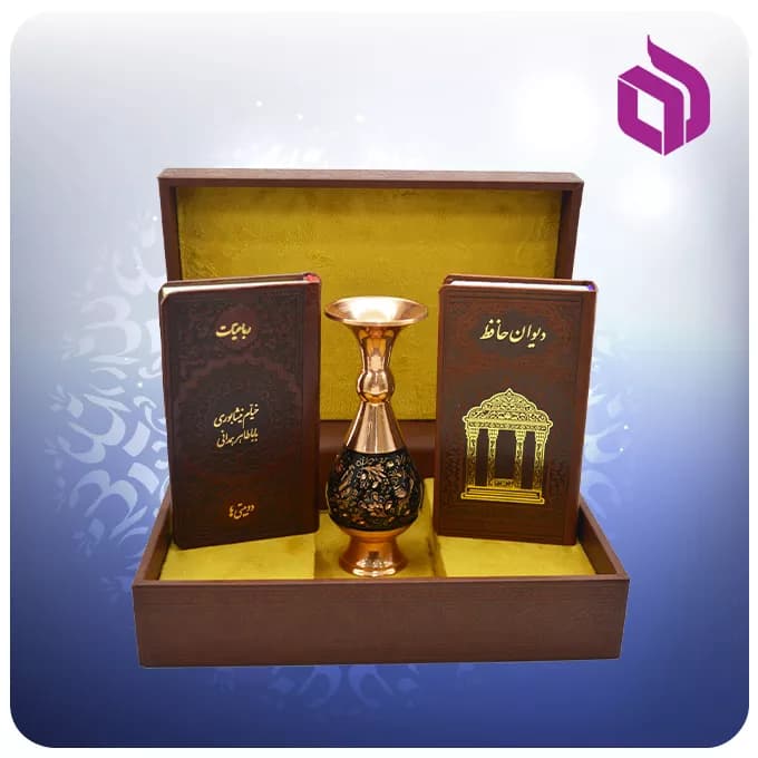 حافظ، خیام و باباطاهر پالتویی چرمی همراه با گلدان الماس تراش ۱۶ سانتی‌متری