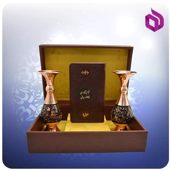 خیام و باباطاهر پالتویی چرمی با دو گلدان الماس تراش ۱۶ سانتی‌متری