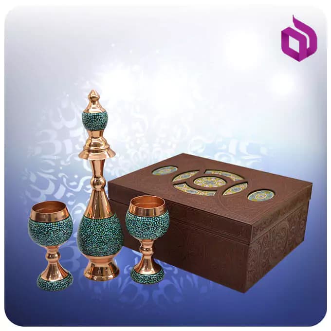 تنگ صراحی 20 سانت و دوجام شربت خوری کوچک مس و فیروزه کوب شمائی با جعبه ام دی اف چرمی