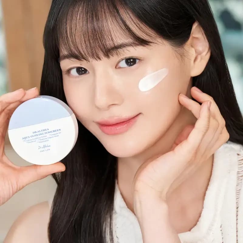 ضدآفتاب آبرسان و درخشان‌کننده دکتر آلتیا Dr. Althea Aqua Glowing SPF50 حجم 45 میل — تصویر ۱۰