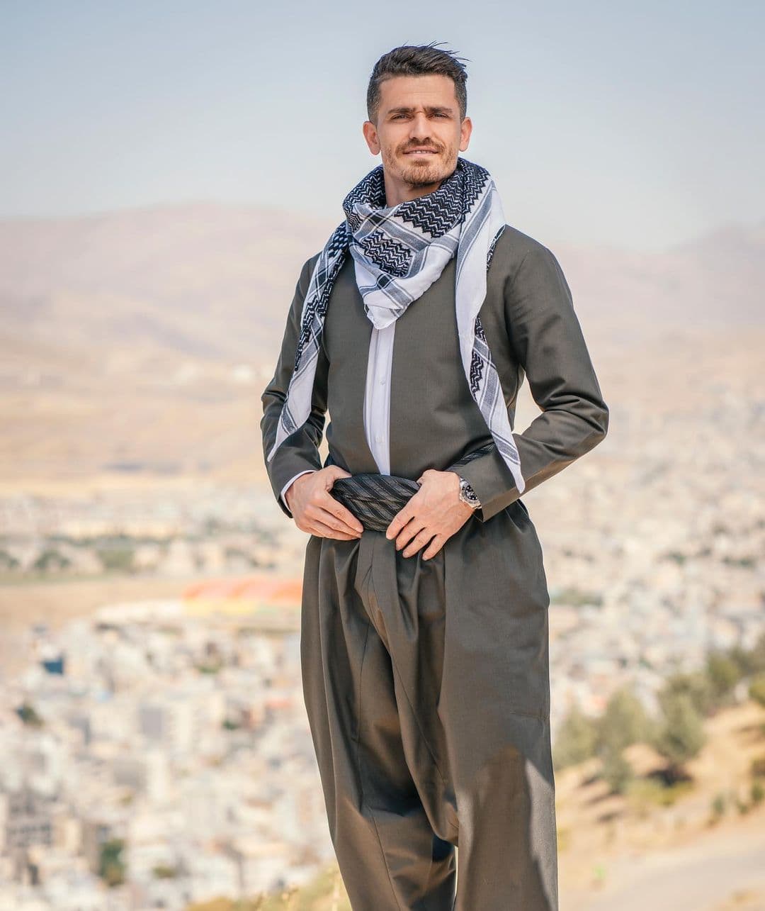 دستمال سر و گردن نخی کردی جامانه رنگ مشکی تمام نخ قواره بزرگ — تصویر ۴