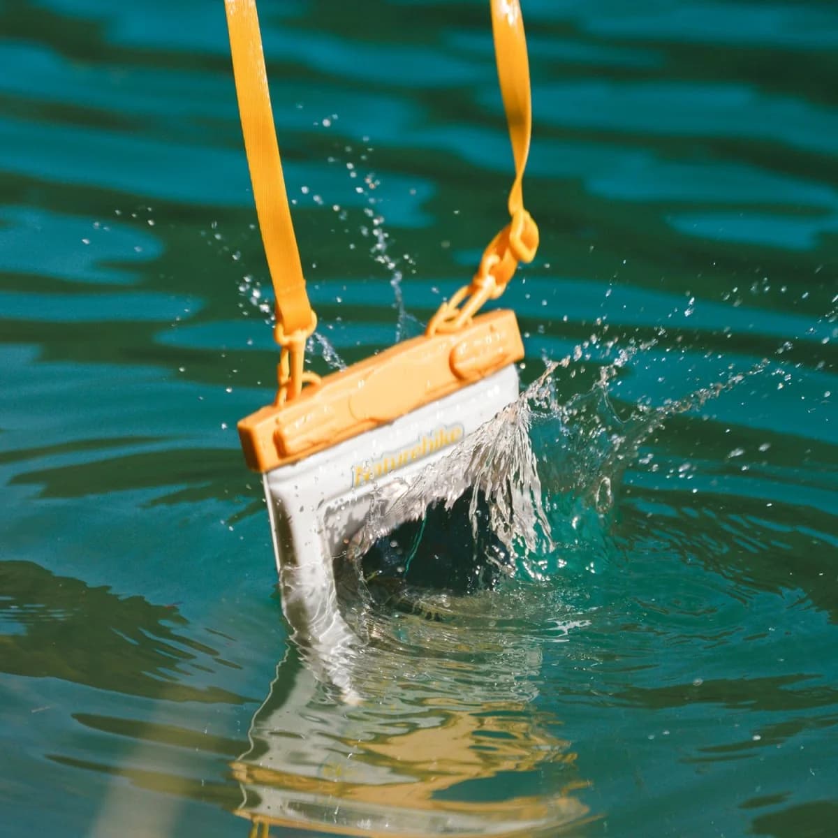 کاور ضد آب موبایل نیچرهایک Naturehike Mobile phone Waterproof Bag – CNK2300BS015 — تصویر ۱۱