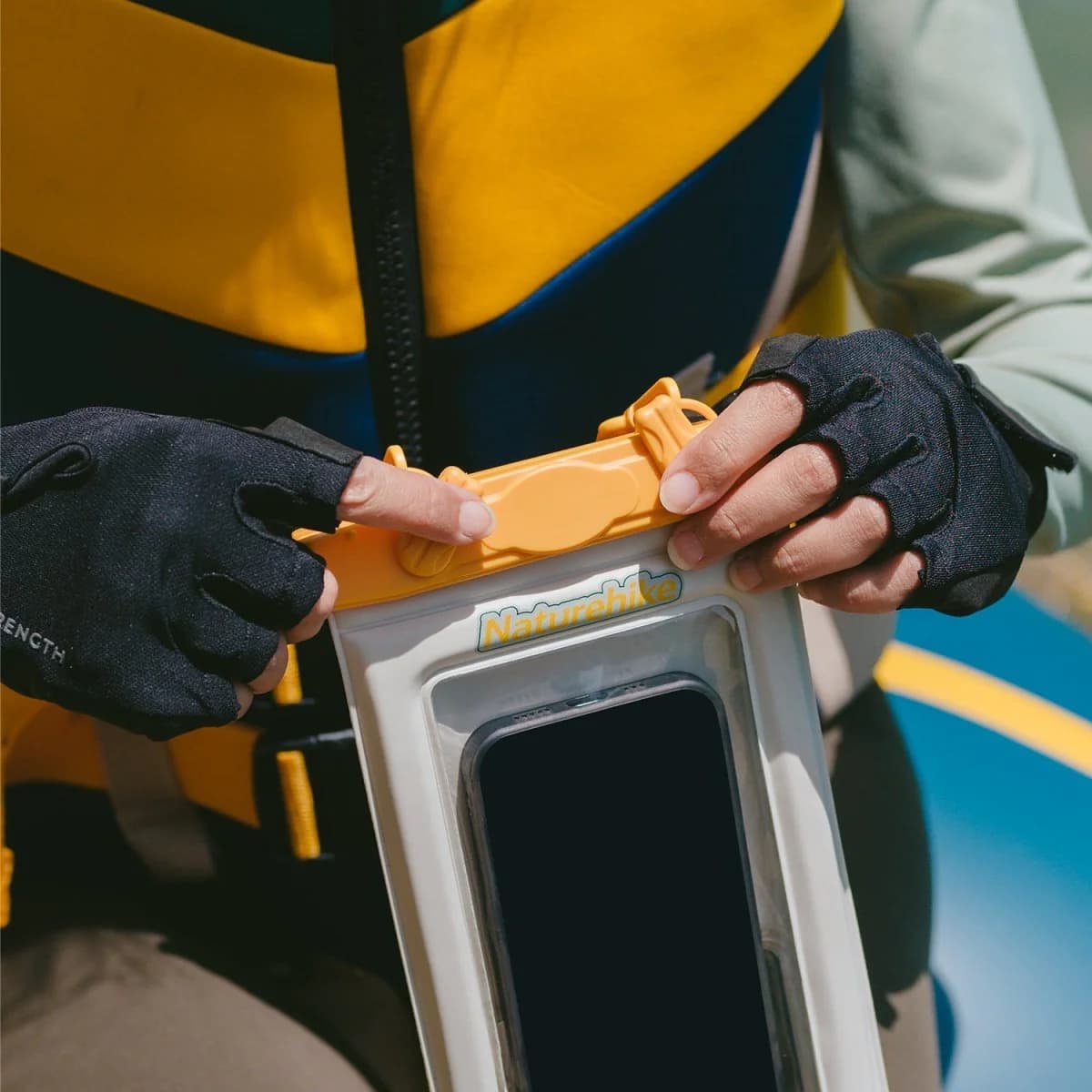 کاور ضد آب موبایل نیچرهایک Naturehike Mobile phone Waterproof Bag – CNK2300BS015 — تصویر ۷