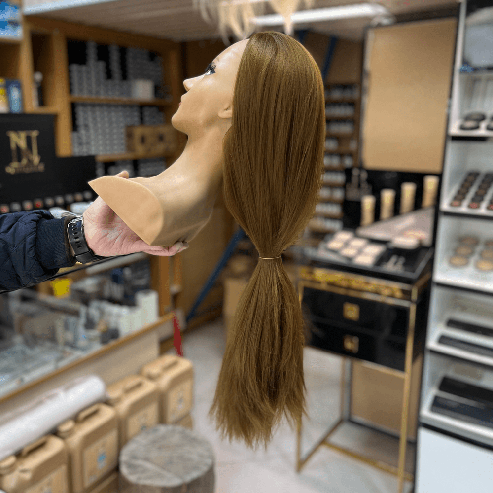 سر مانکن شینیون نیم تنه رنگ قهوه ای به همراه پایه رومیزی — تصویر ۳