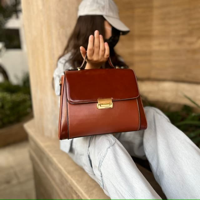 کیف زنانه صندوقی دسته کمربندی کد ۱۳۱۰ عسلی — تصویر ۹