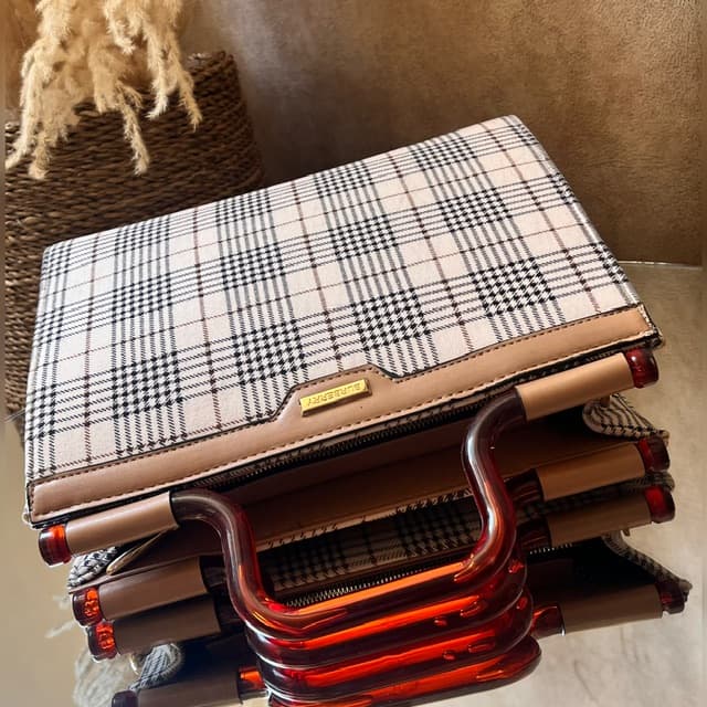کیف زنانه بوربری کتابی طرح پیچازی شکلاتی کد ۲-۴۴۱ — تصویر ۳
