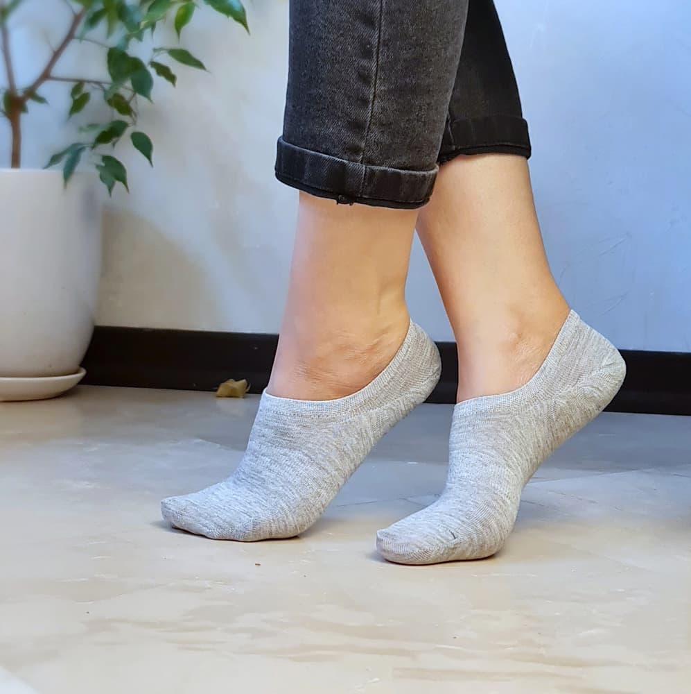جوراب زیرقوزکی نخی طوسی ساده و راحت زنانه — تصویر ۴