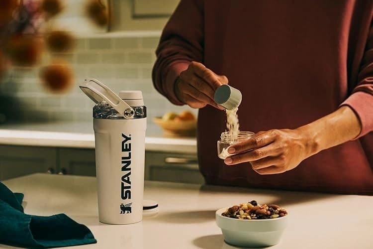 شیکر استنلی 590 میل مدل ACTIVATE SHAKER BOTTLE مخزن دار — تصویر ۵
