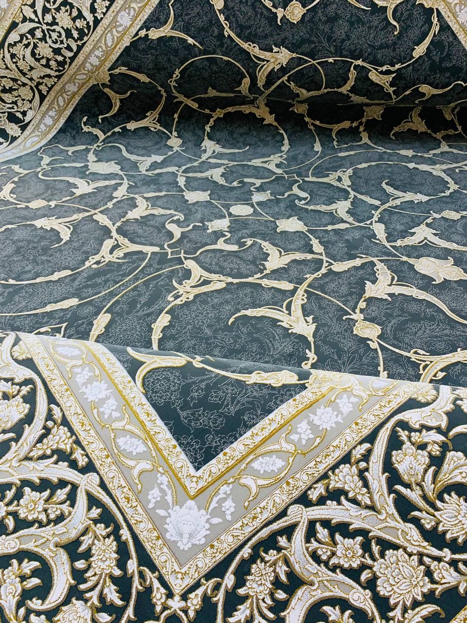 فرش ماشینی ۱۲۰۰ شانه طرح سامیا دودی گل برجسته — تصویر ۲