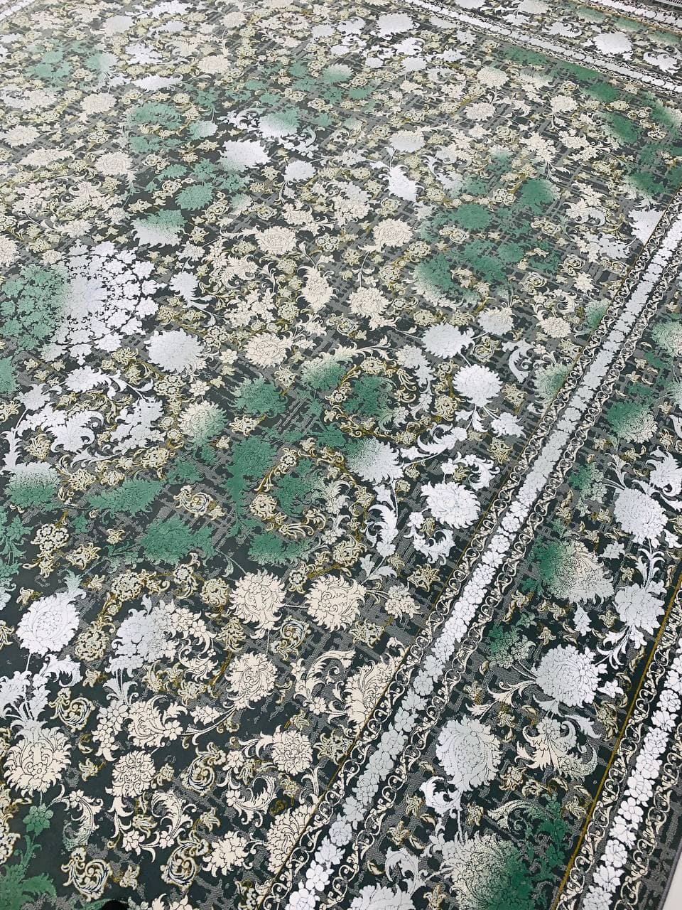 فرش ماشینی ۱۲۰۰ شانه طرح پانیا دودی گل برجسته — تصویر ۲
