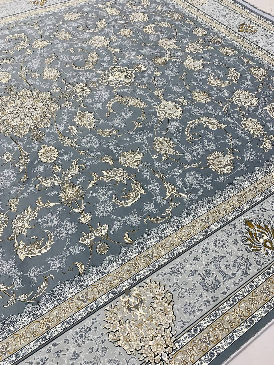 فرش ماشینی ۱۲۰۰ شانه طرح دلوین طوسی بدون برجستگی — تصویر ۲