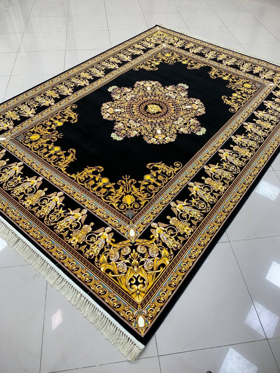 فرش ماشینی ۱۲۰۰ شانه طرح ورساچه با لچک مشکی بدون برجستگی — تصویر ۴