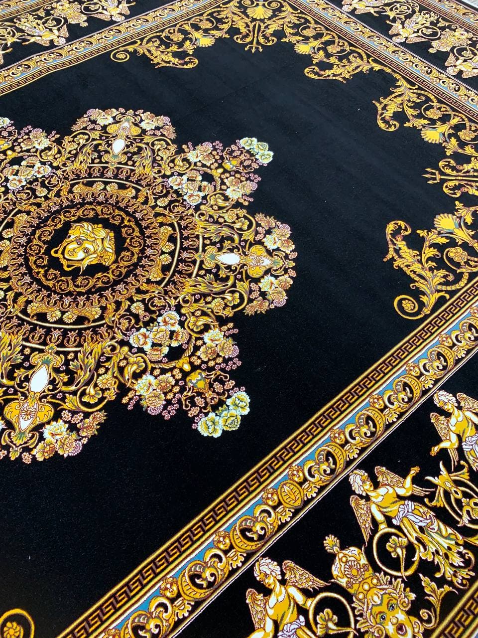 فرش ماشینی ۱۲۰۰ شانه طرح ورساچه با لچک مشکی بدون برجستگی — تصویر ۳