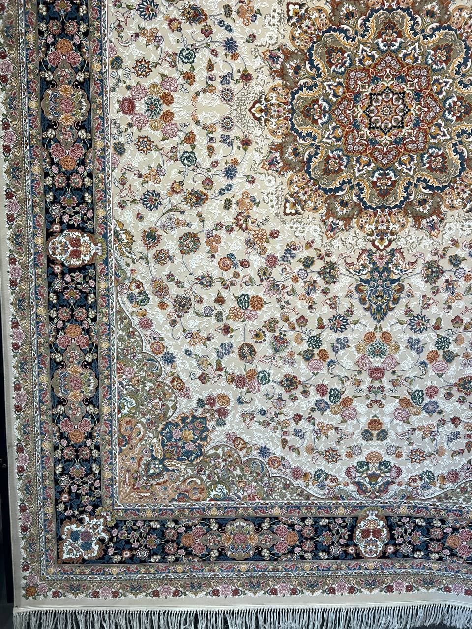 فرش اطلس کرم حاشیه سرمه ای ۱۲۰۰ شانه تراکم ۳۶۰۰ برجسته پالت تبریز — تصویر ۸