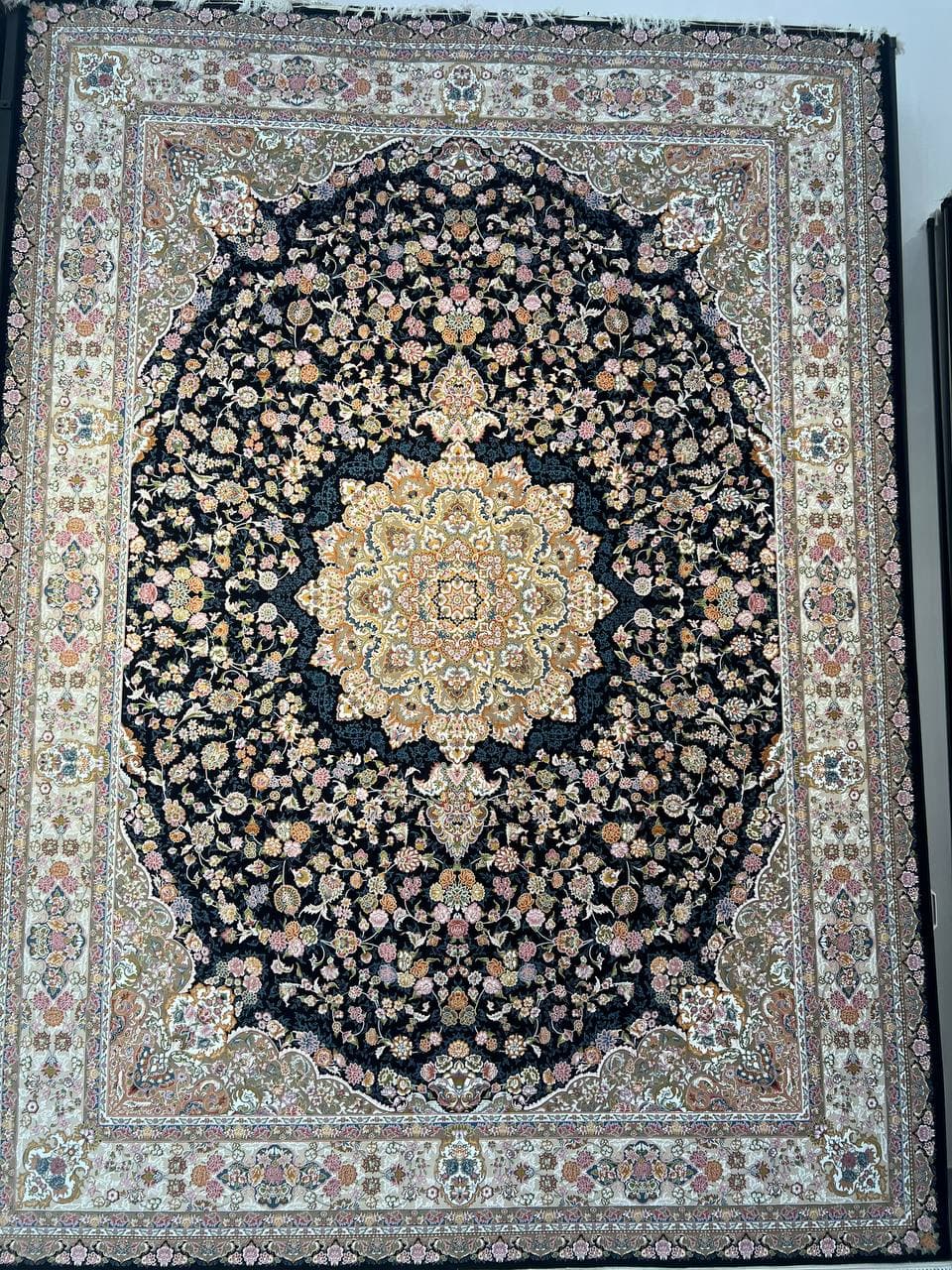 فرش اطلس سرمه ای ۱۲۰۰ شانه تراکم ۳۶۰۰ برجسته پالت تبریز — تصویر ۶