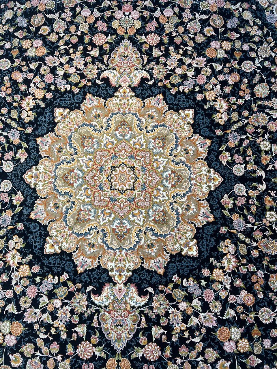 فرش اطلس سرمه ای ۱۲۰۰ شانه تراکم ۳۶۰۰ برجسته پالت تبریز — تصویر ۹