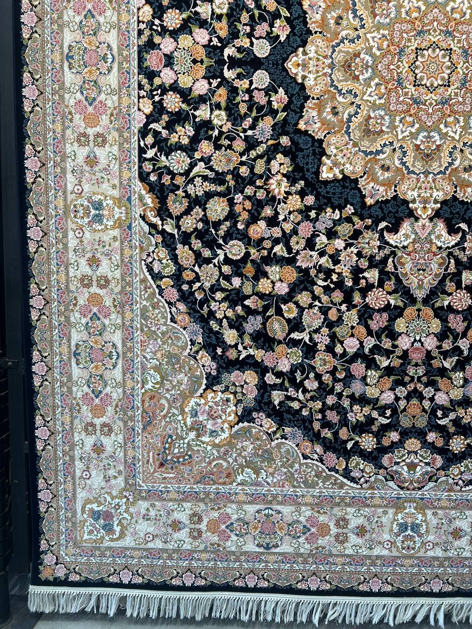 فرش اطلس سرمه ای ۱۲۰۰ شانه تراکم ۳۶۰۰ برجسته پالت تبریز — تصویر ۲
