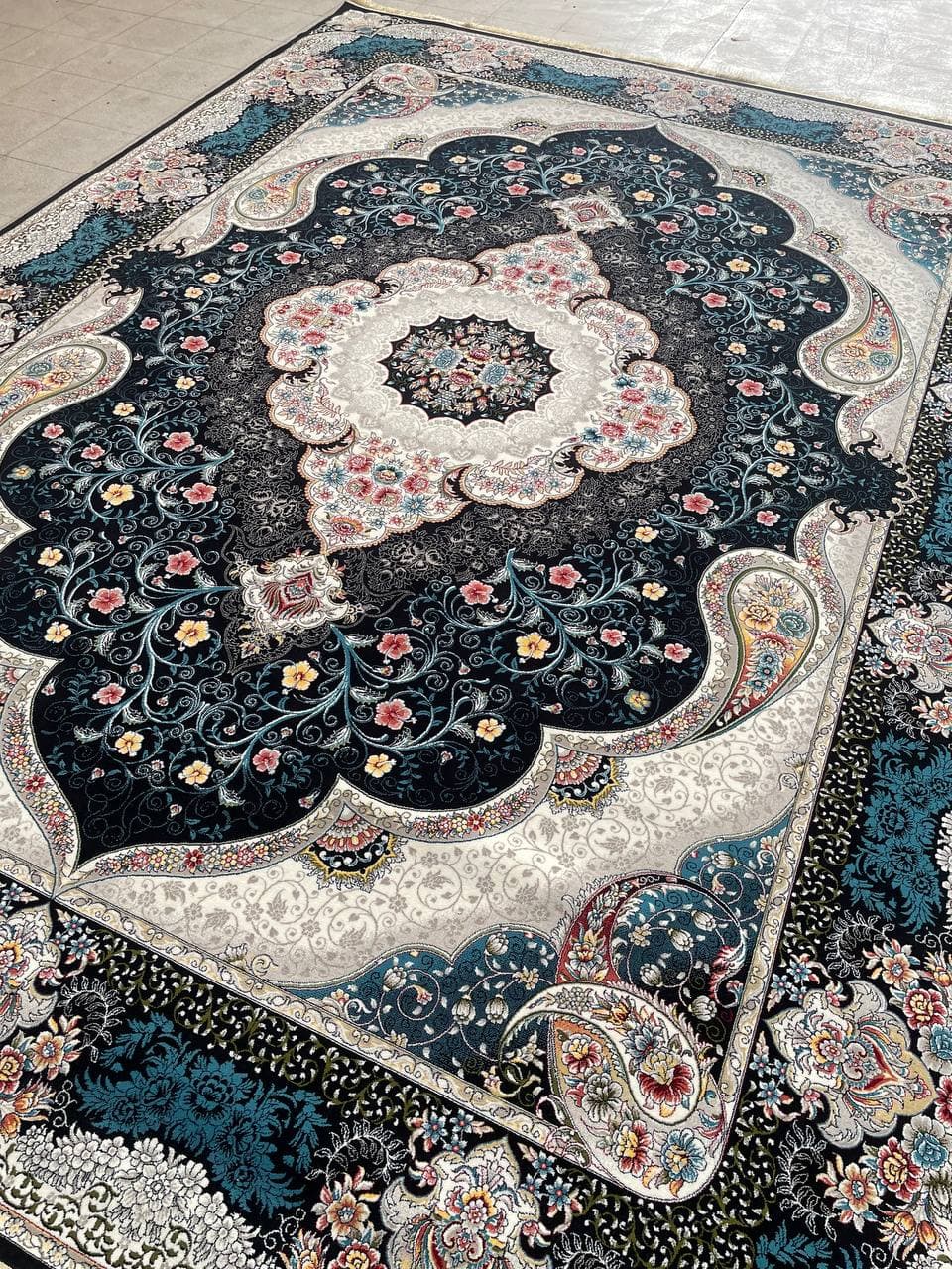 فرش سوگند سرمه ای 700 شانه تراکم 2550 ساده هشت رنگ — تصویر ۲