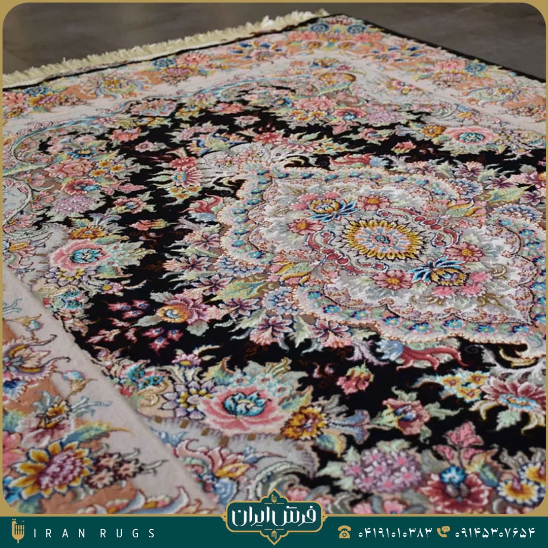 خرید فرش دستباف 1.5 متری طرح خطیبی مشکی و صورتی — تصویر ۲