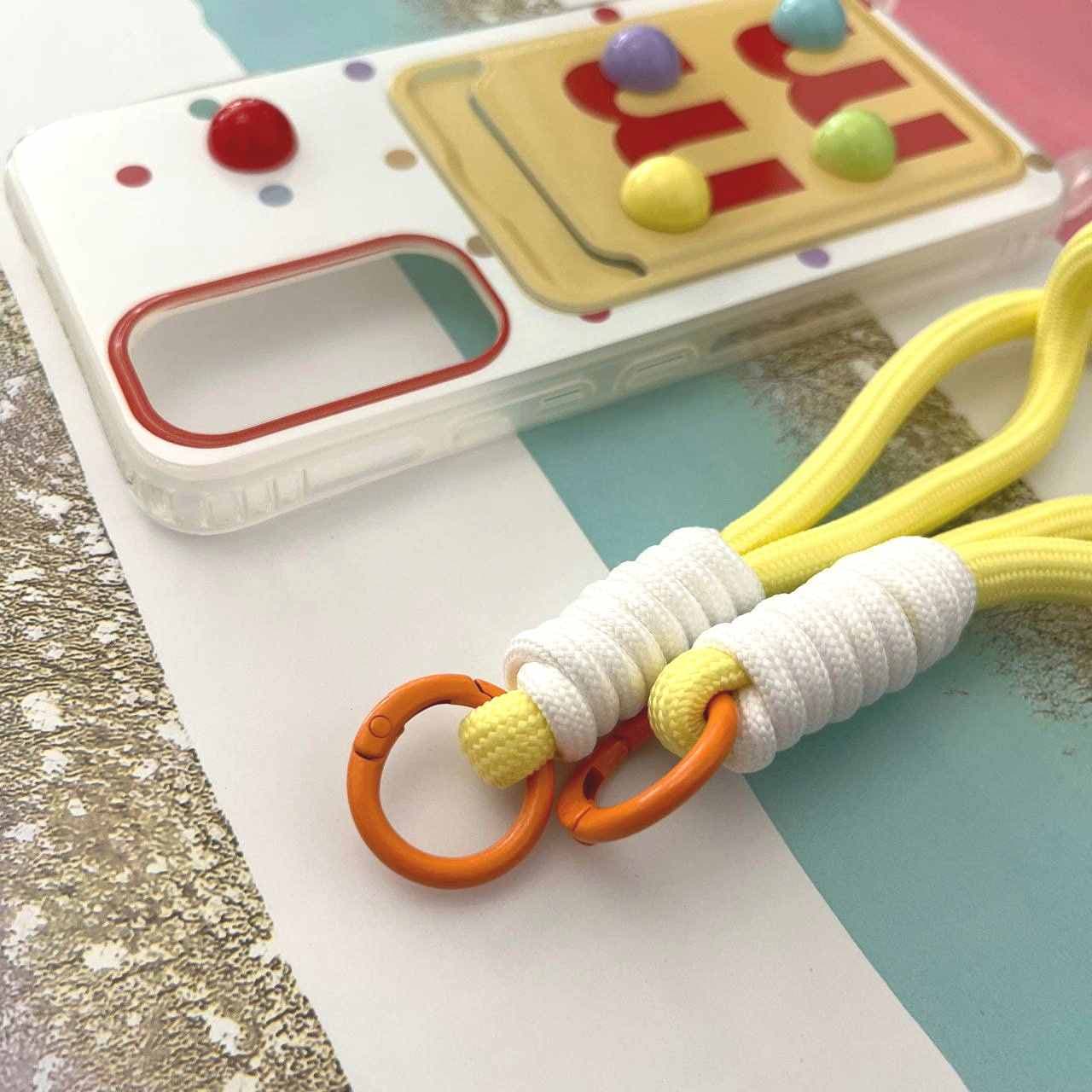 قاب گوشی Galaxy A54 سامسونگ جاکارتی قلاب دار طرح M&M’s همراه با آویز کد 567 — تصویر ۴