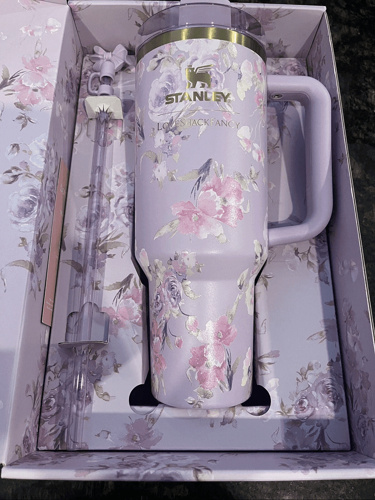ماگ استنلی دوجداره و نی دار 1.18 لیتر مدل Happy Thoughts / Stanley x LoveShackFancy QUENCHER 40oz Tumbler / Limited Collection — تصویر ۱۰