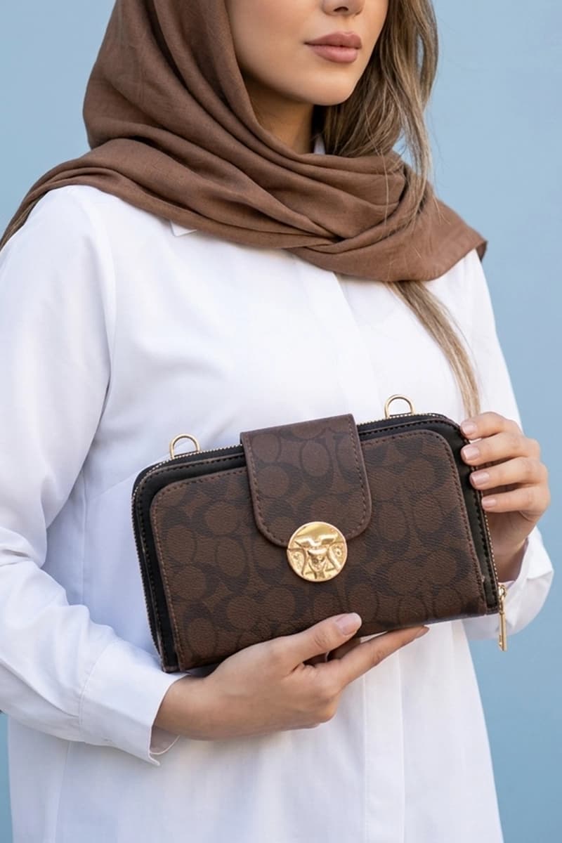 کیف پاسپورتی و دوشی زنانه مدل آوینا طرح مونوگرام — تصویر ۶