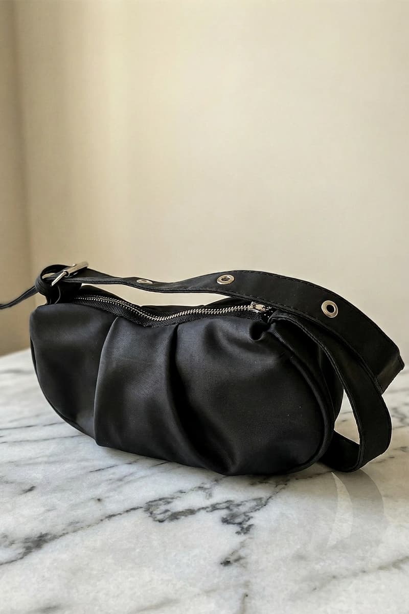 کیف دوشی زنانه پارچه‌ای مدل باگت چین‌دار — تصویر ۲